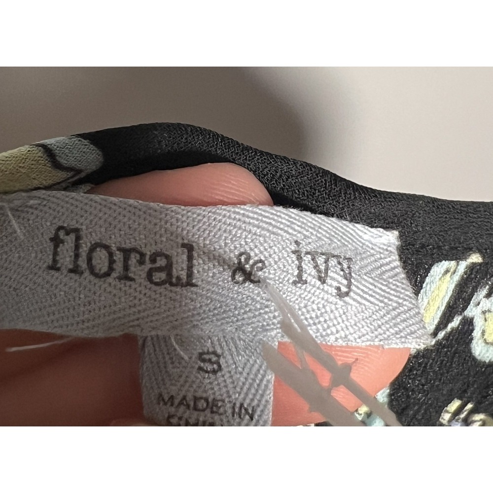 Floral & Ivy Women's Black Paisley Floral Crinkle Blouse Top Size S Small V-Neck - Picture 4 of 5